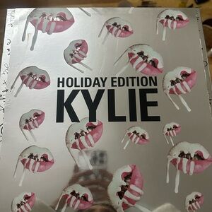 ⭐️Kylie Holiday Edition!⭐️